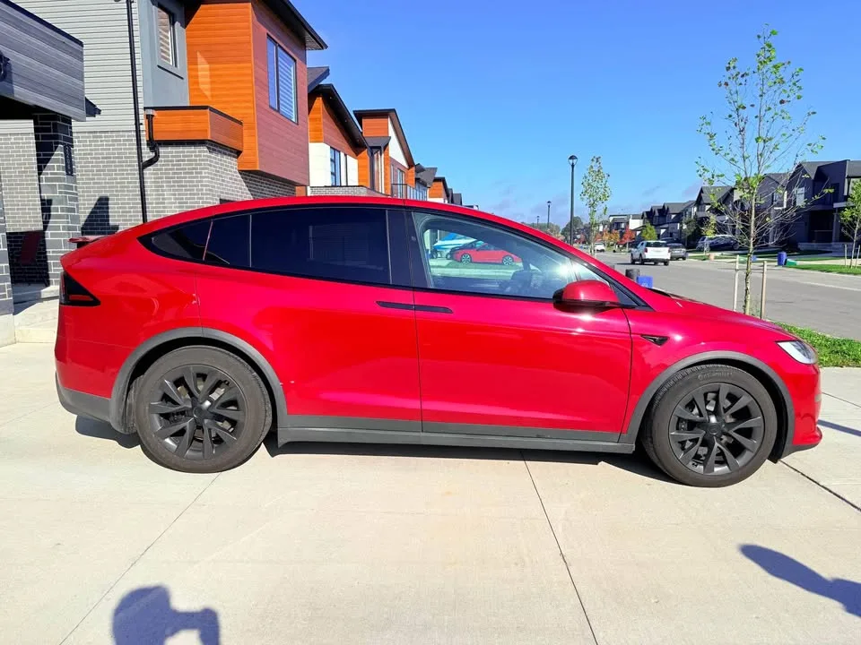 2023 Tesla Model X image indicator(2)