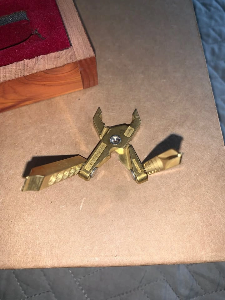Swiss tech tool in box gold - photo 4