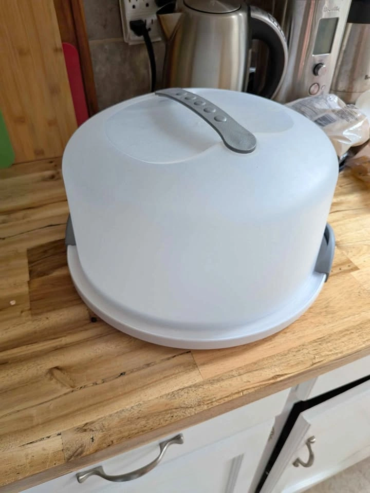Plastic Cake Carrier with Locking Base