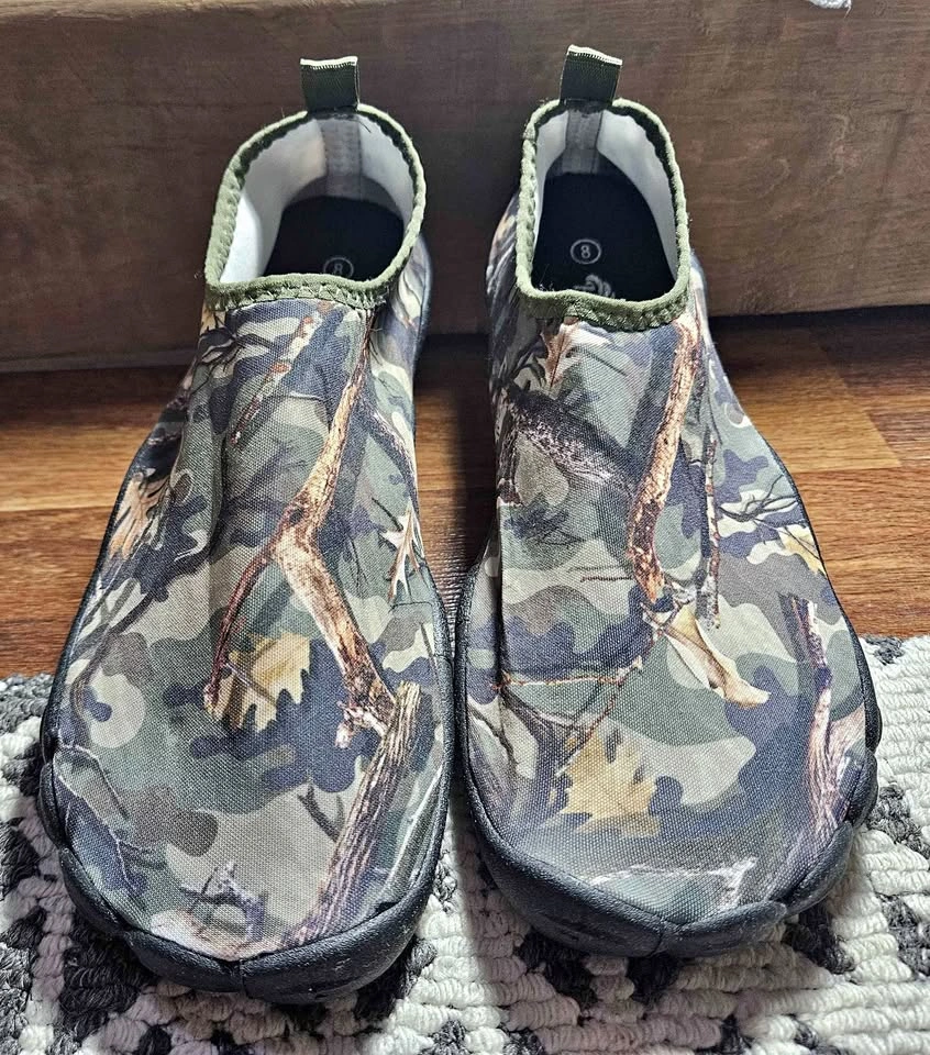 Green camo water shoes, size 8 in mens