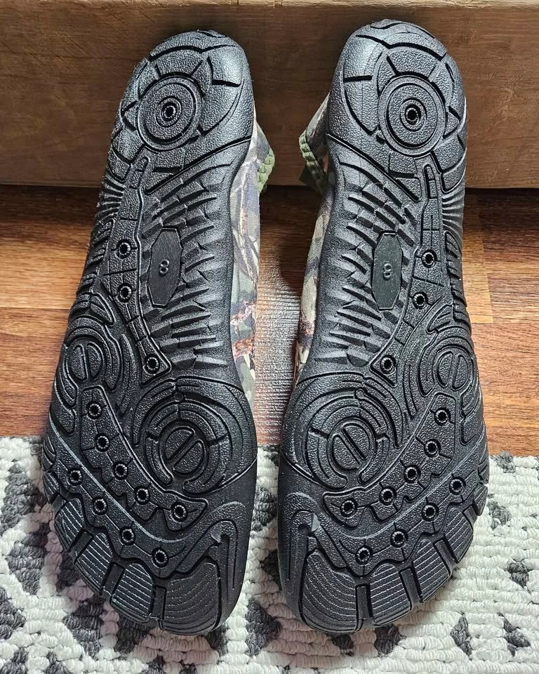 Green camo water shoes, size 8 in mens - photo 2