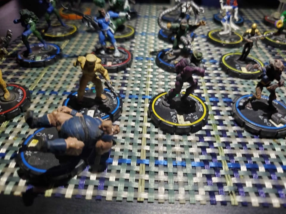 MARVEL HeroClix - 30 Figures Including 2 Super Rares - photo 4