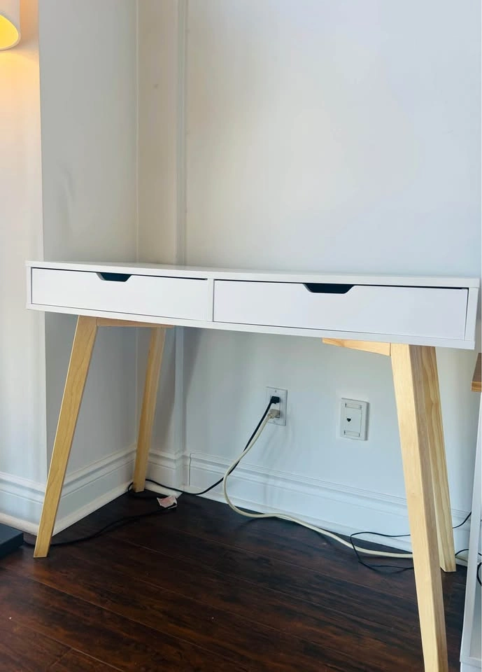 Desk - photo 2