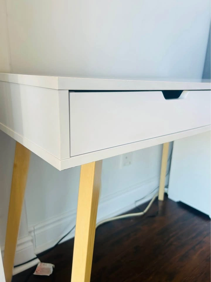 Desk - photo 3
