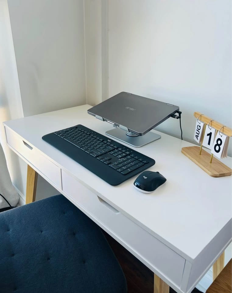 Desk - photo 5