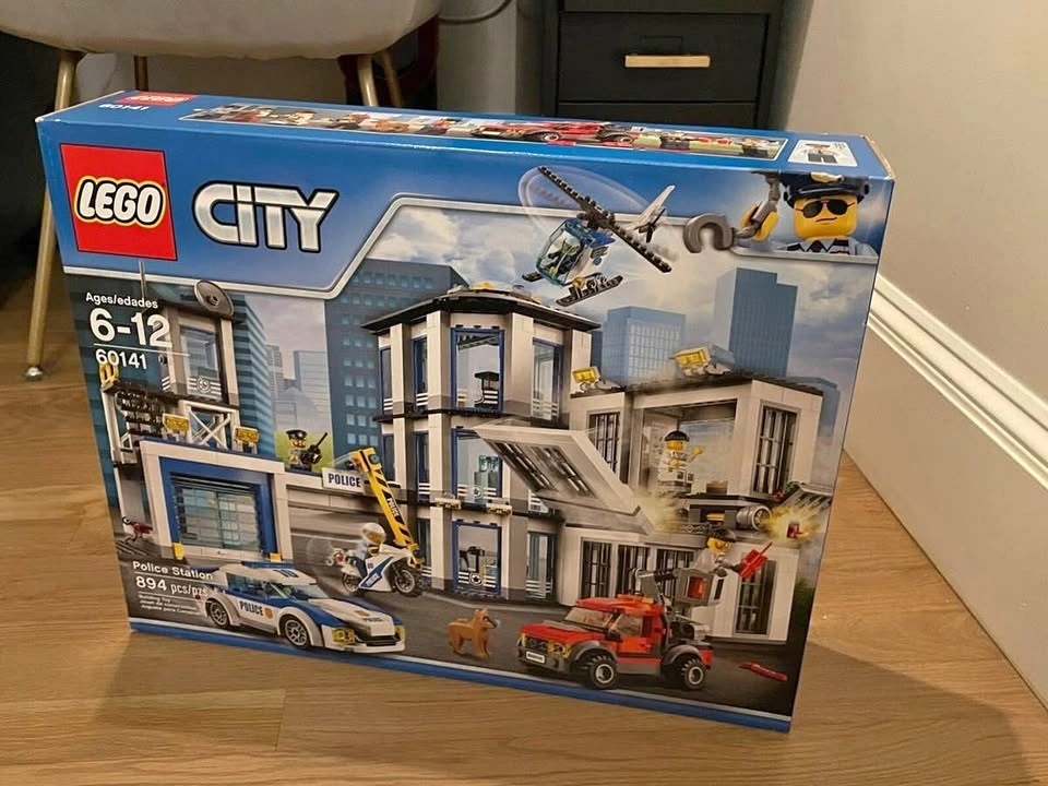 Lego City Police Station Building Toy Set (60141) Retired 2017 - photo 2