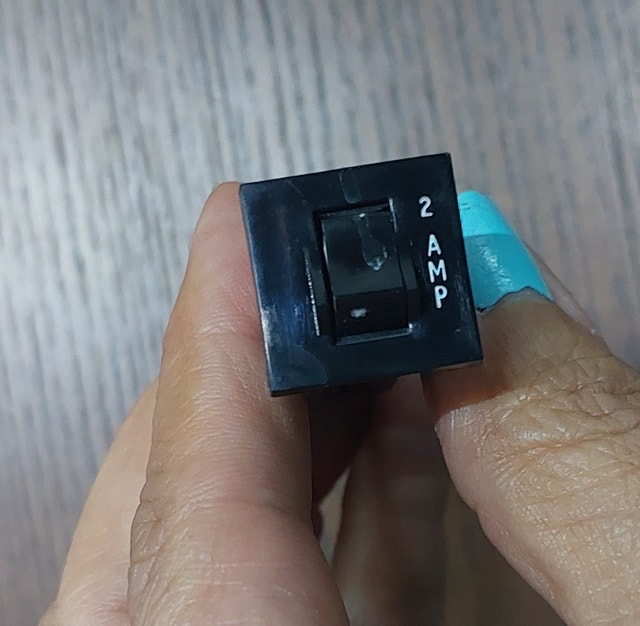 TE Connectivity W28-XQ1A-5 Circuit Breaker – Push-to-Reset - photo 3