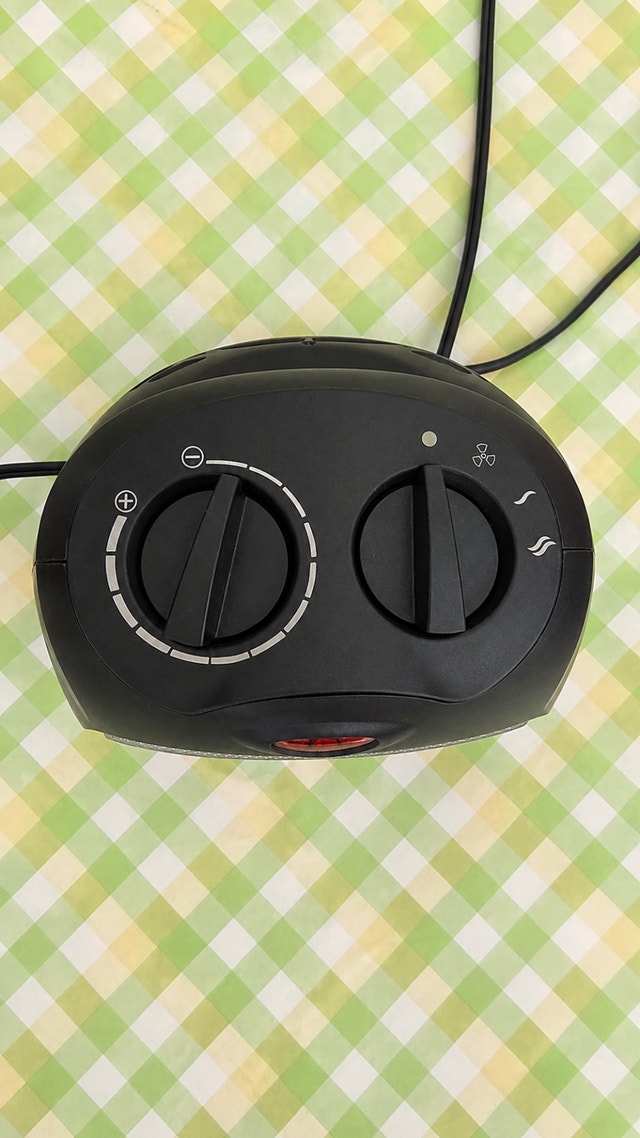 Amazon Basics 1500W Ceramic Personal Space Heater (Black) - photo 4