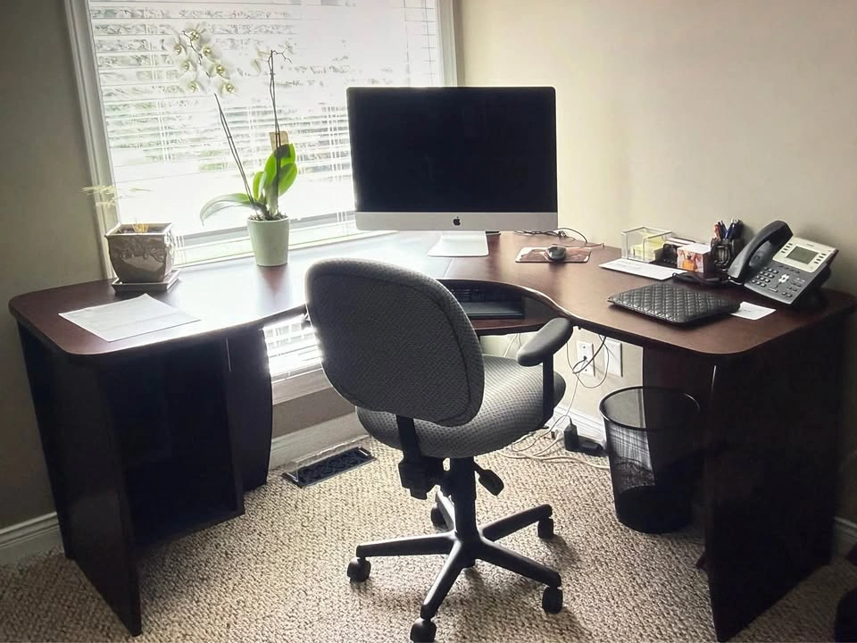 Corner Desk with sliding Keyboard Tray - photo 2