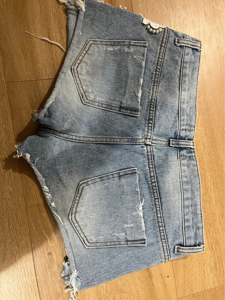 Jean shorts Size 3 with pearls and flowers embroidered - photo 2