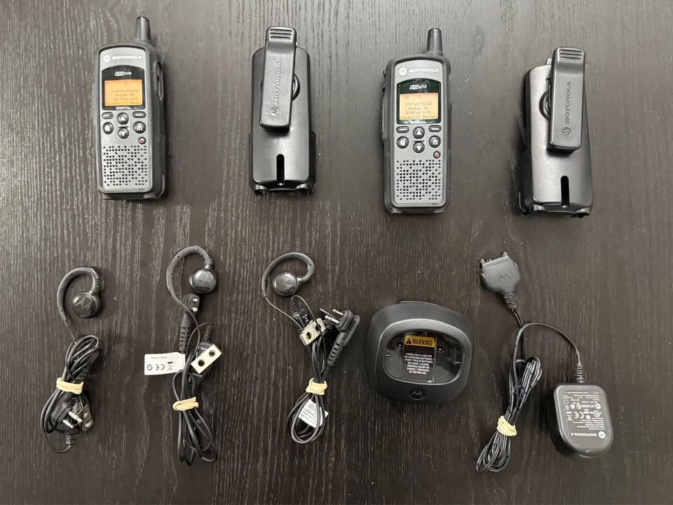 Motorola DTR410 Digital Two-Way Radio Pair with Accessories - photo 2