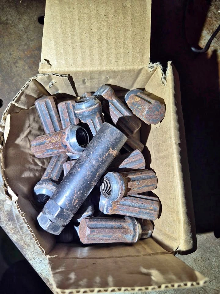 Tire nuts off Dodge Ram 1500