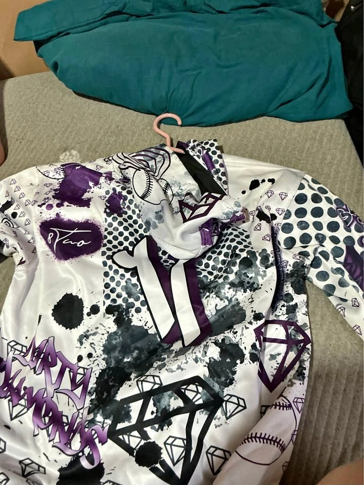 Dirty Diamonds Graphic Hoodie size small