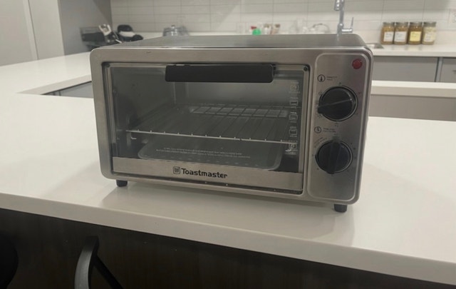Show home moving sale toaster oven used once in box $15