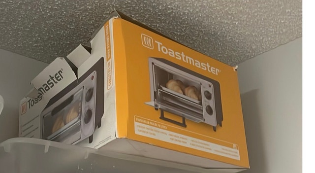 Show home moving sale toaster oven used once in box $15 - photo 3