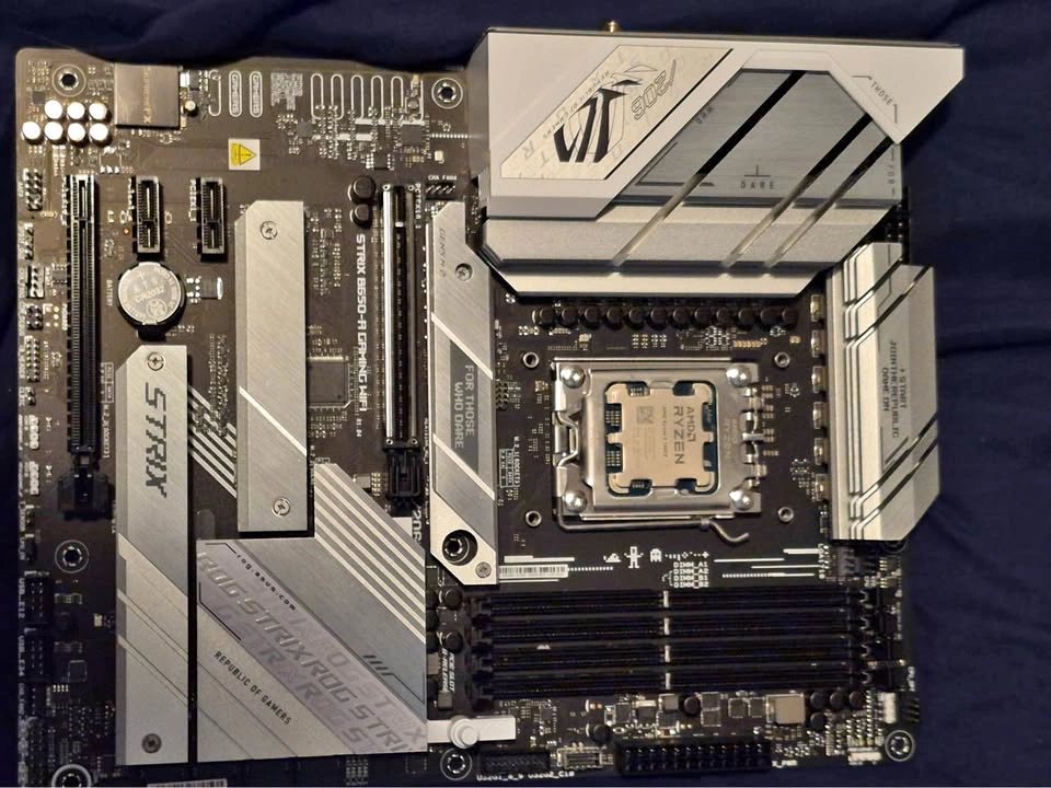 ASUS ROG Strix B650-A Gaming WiFi AMD W CPU