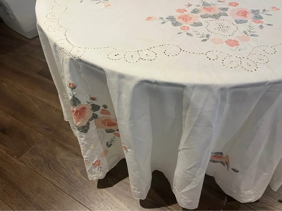 Vintage Floral Embroidered Round Tablecloth with Eyelet Detail - photo 2