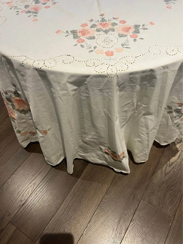 Vintage Floral Embroidered Round Tablecloth with Eyelet Detail - photo 3
