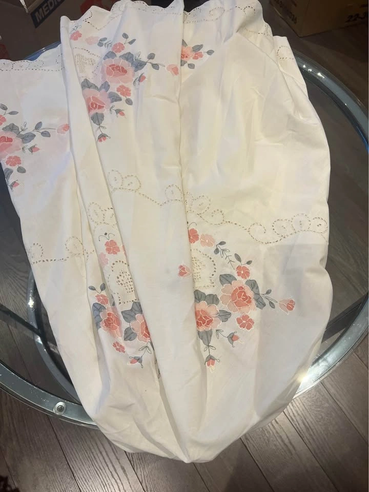 Vintage Floral Embroidered Round Tablecloth with Eyelet Detail - photo 4
