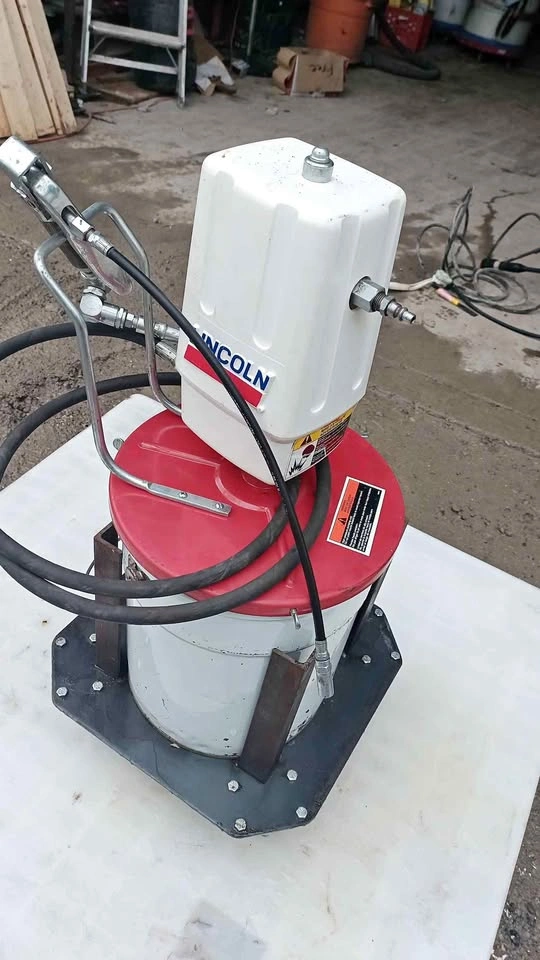 Lincoln 82716 Series 20 Air Grease Pump with Stand and Grease