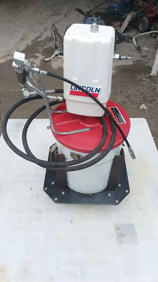 Lincoln 82716 Series 20 Air Grease Pump with Stand and Grease - photo 4