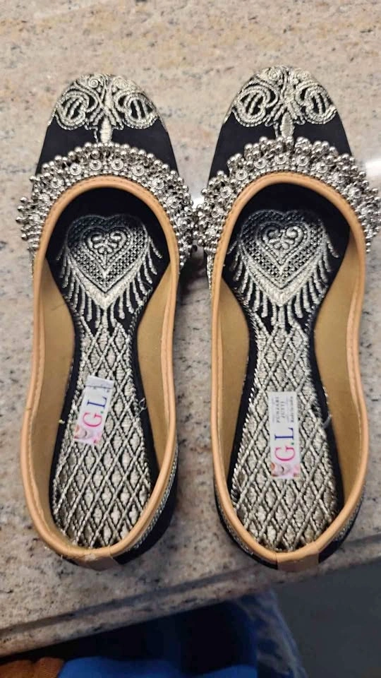 Size 8.5-9 Punjabi Jutti, Black with Beads