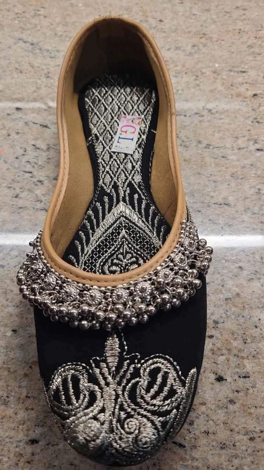 Size 8.5-9 Punjabi Jutti, Black with Beads - photo 2