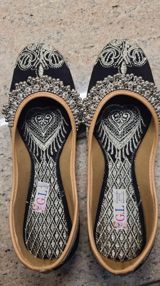 Size 8.5-9 Punjabi Jutti, Black with Beads - photo 4