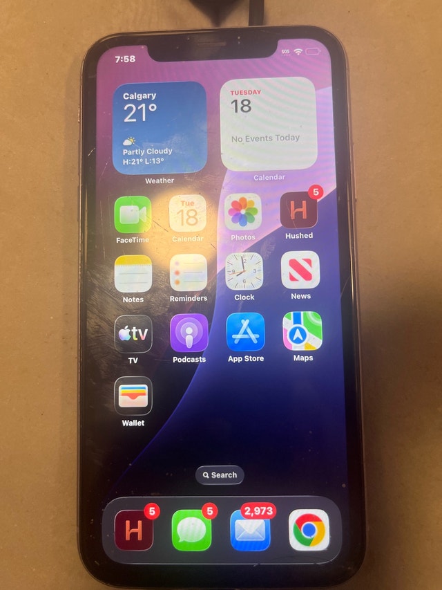 iPhone 11 FOR PARTS ONLY - Locked & Cracked