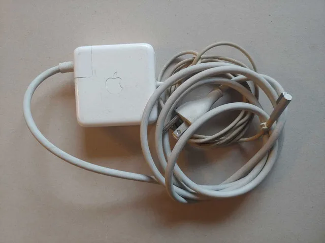 Apple MagSafe/MagSafe 2 Power Adapter thumbnail