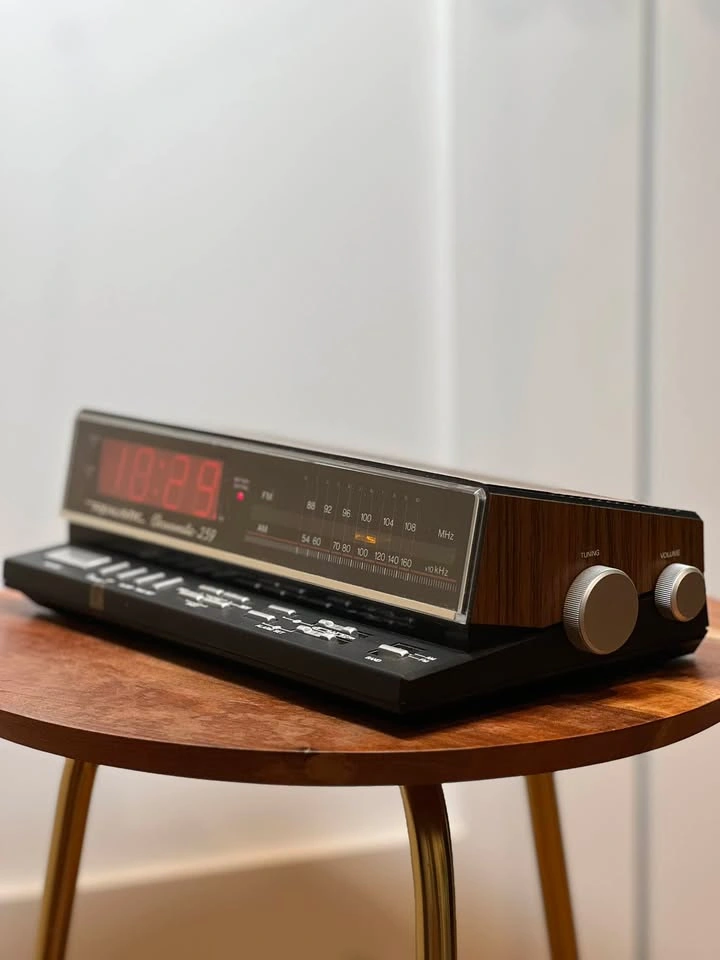 Vintage Realistic Chronomatic-259 AM/FM Alarm Clock Radio - photo 2