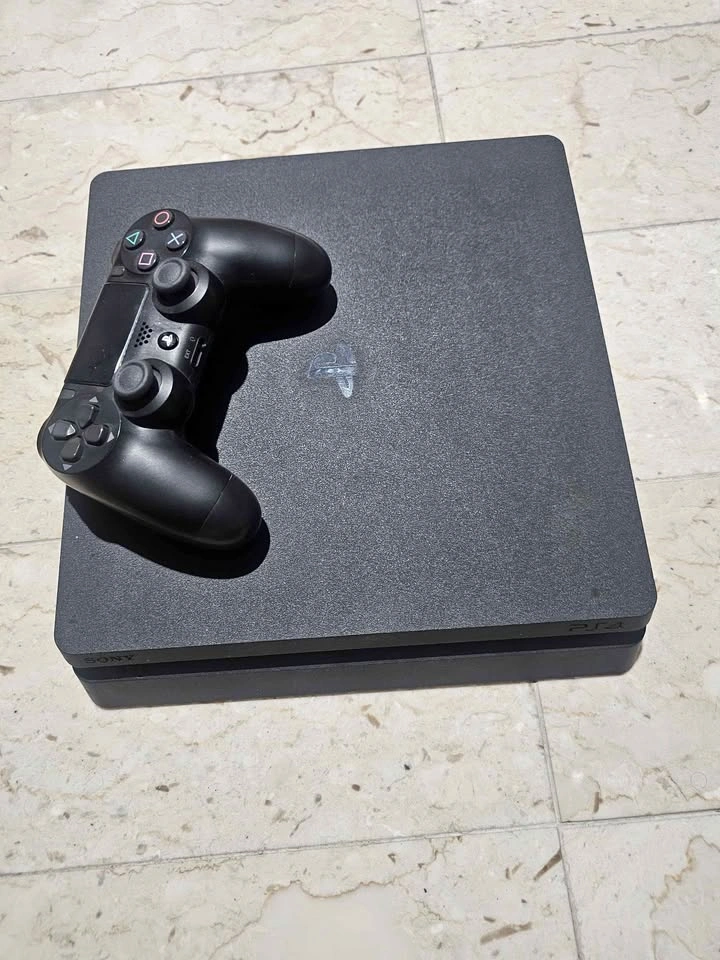 PlayStation 4 PS4 Slim 1TB - Original Box Included