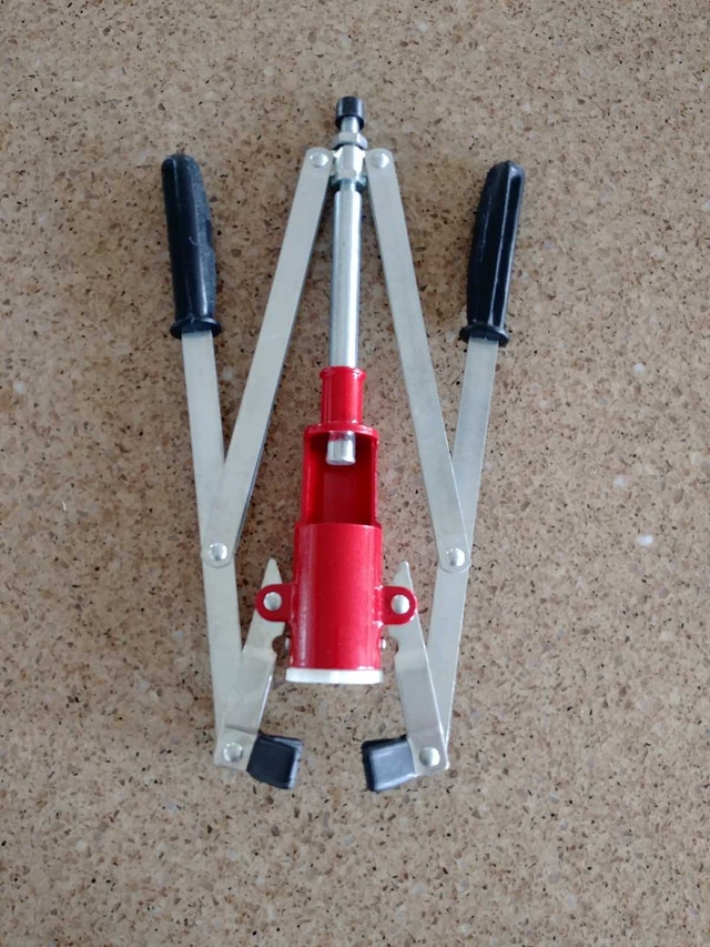 Double Lever Hand Corker