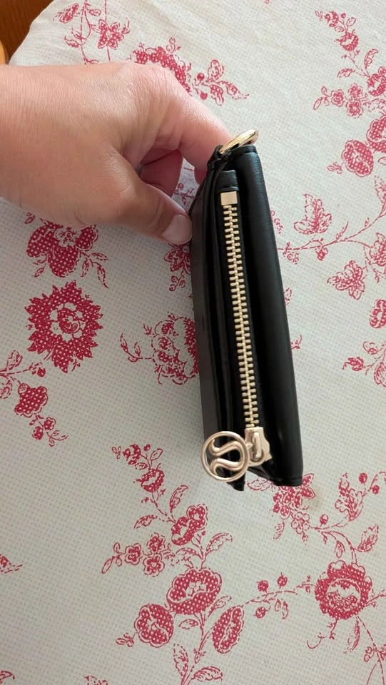 lululemon leather alternative flap front card case - photo 5