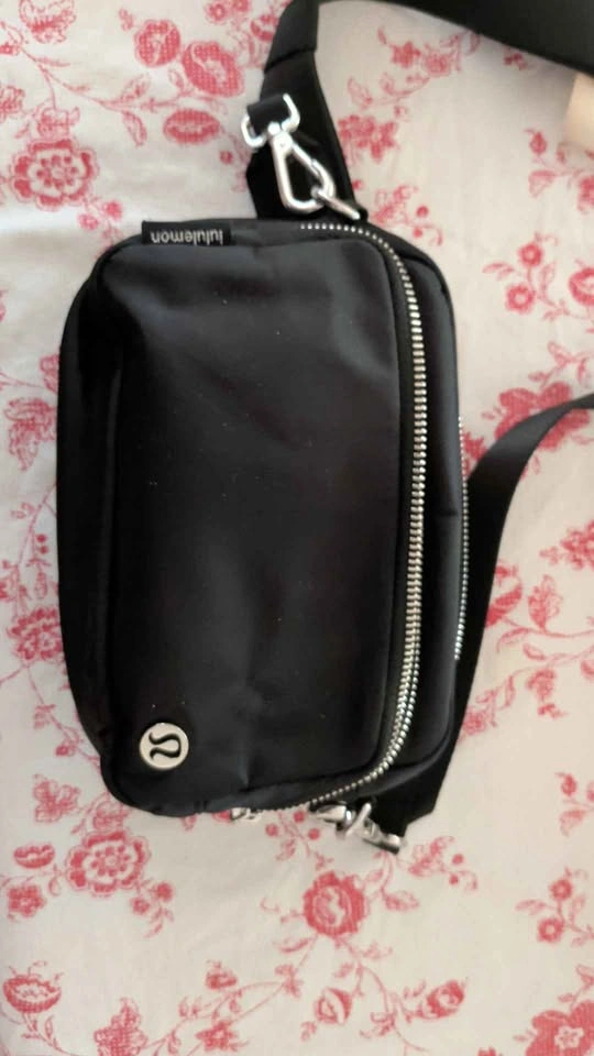 lululemon everywhere crossbody bag 2L - photo 2