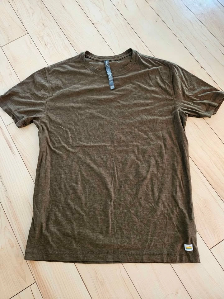 Mens Clothing Bundle with Vuori, Banana Republic, Uniqlo - photo 3