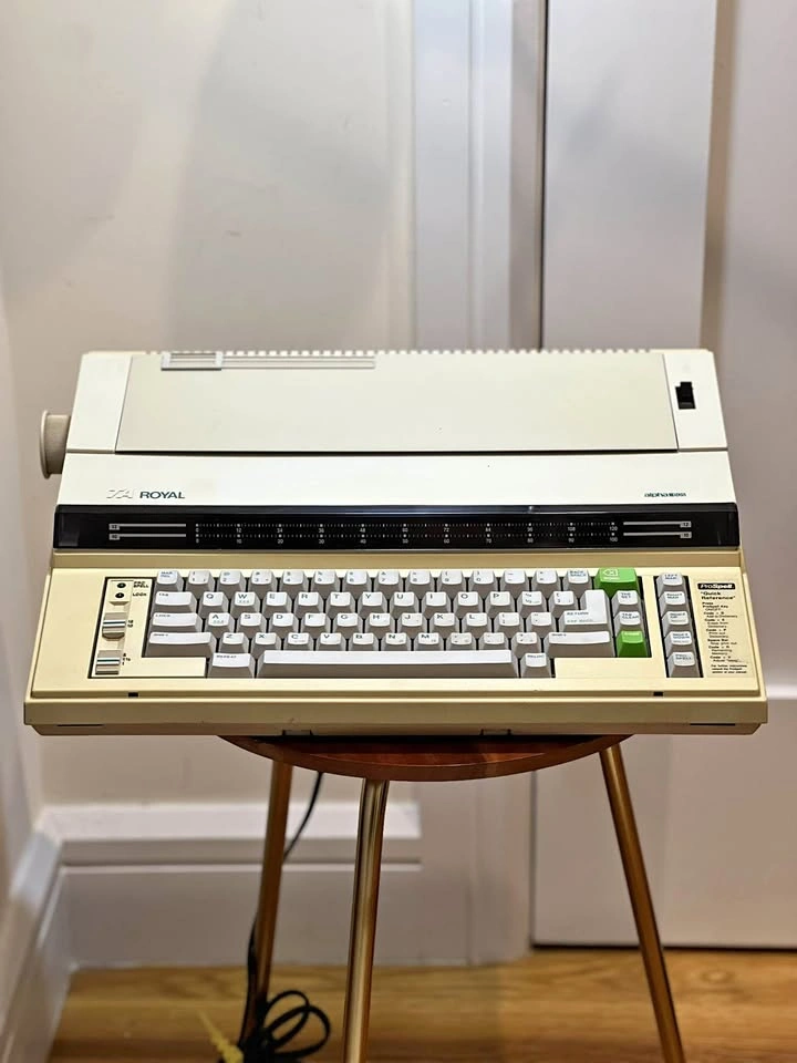 Royal Alpha 605 Electronic Typewriter (Needs Daisy Wheel)