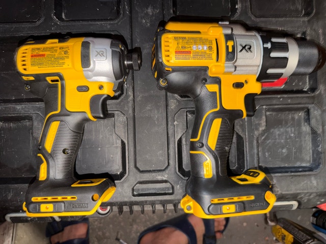 dewalt impact driver and hammer drill - photo 2