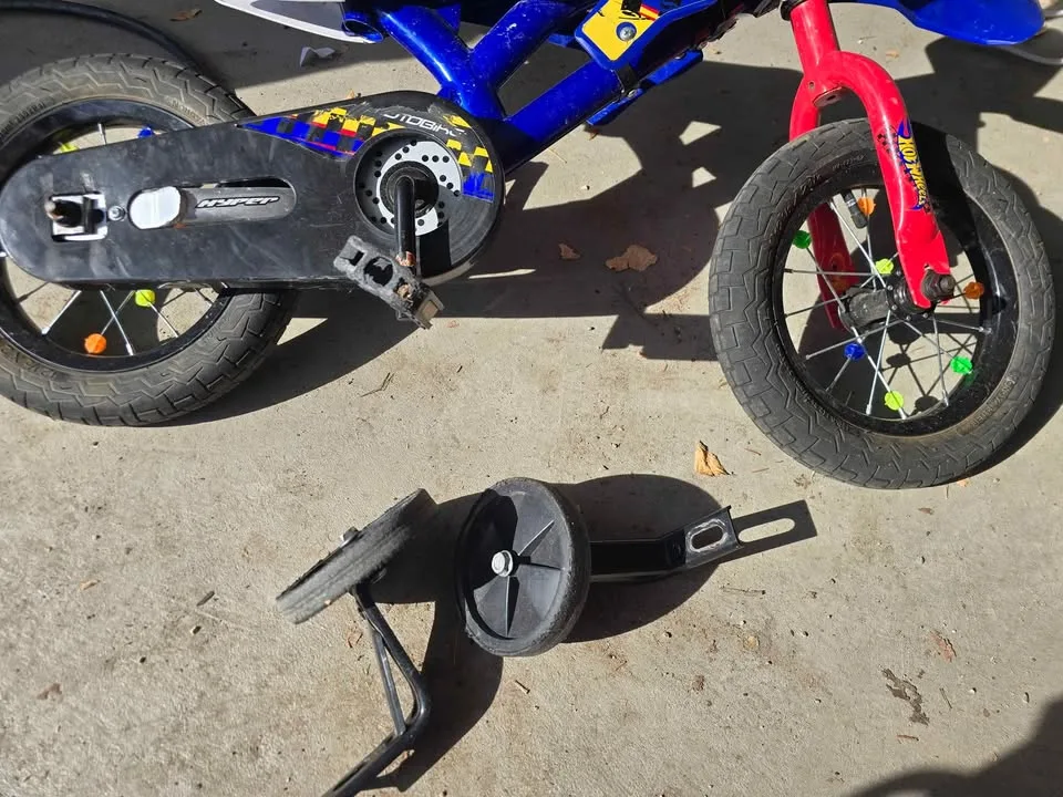 Hot wheels 12" bike with training wheels. image indicator(2)