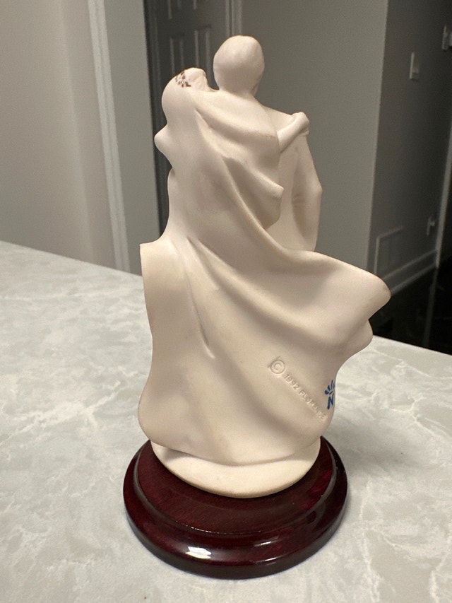 Vintage Giuseppe Armani Florence bisque porcelain figurine - photo 3