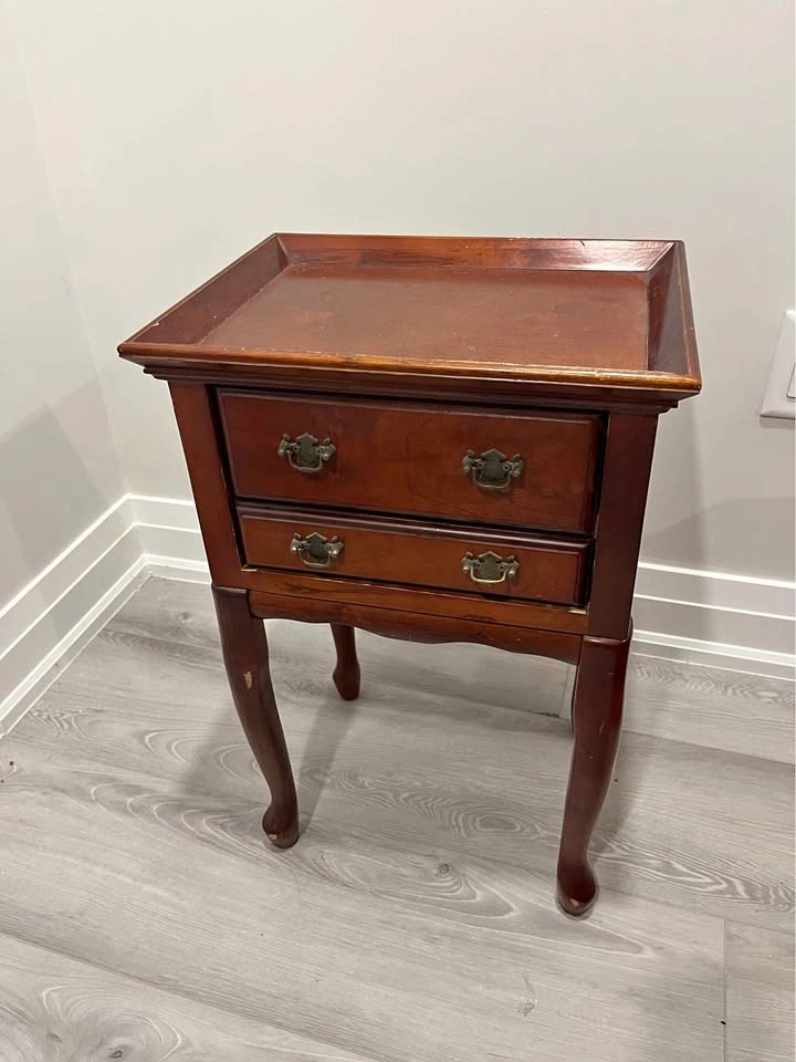 Vintage Queen Anne Style 2-Drawer Nightstand with Tray Top