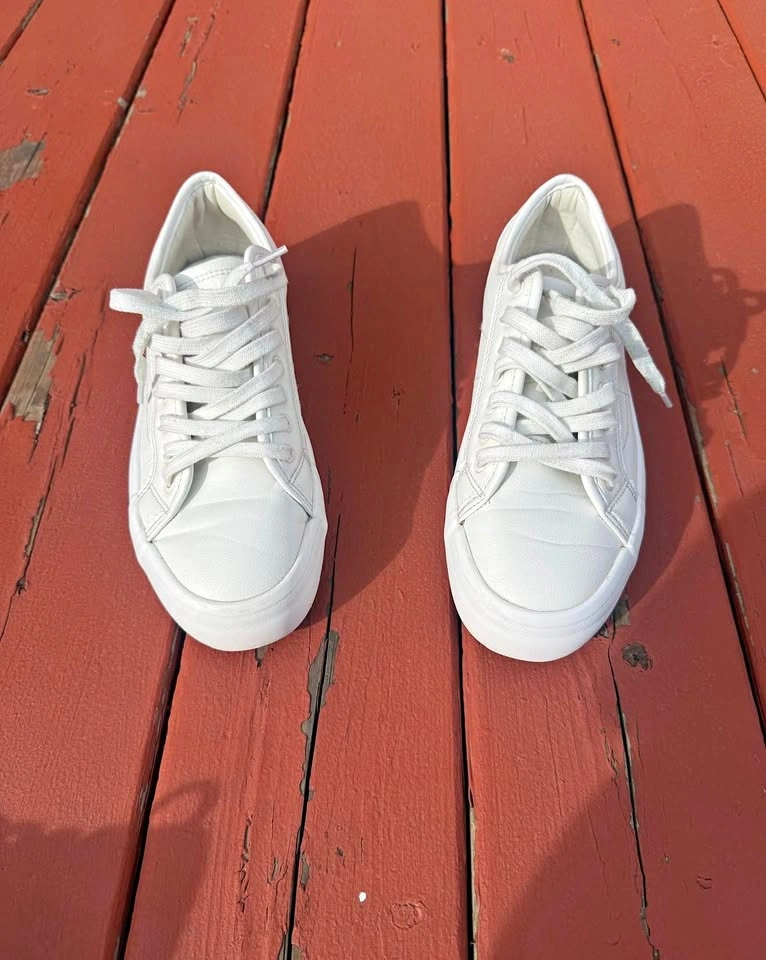 Minimalist White Sneakers – Stylish Everyday Casual Shoes