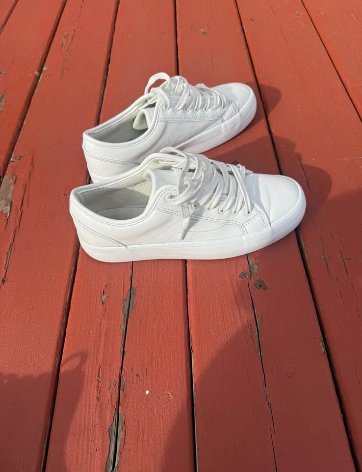Minimalist White Sneakers – Stylish Everyday Casual Shoes - photo 2