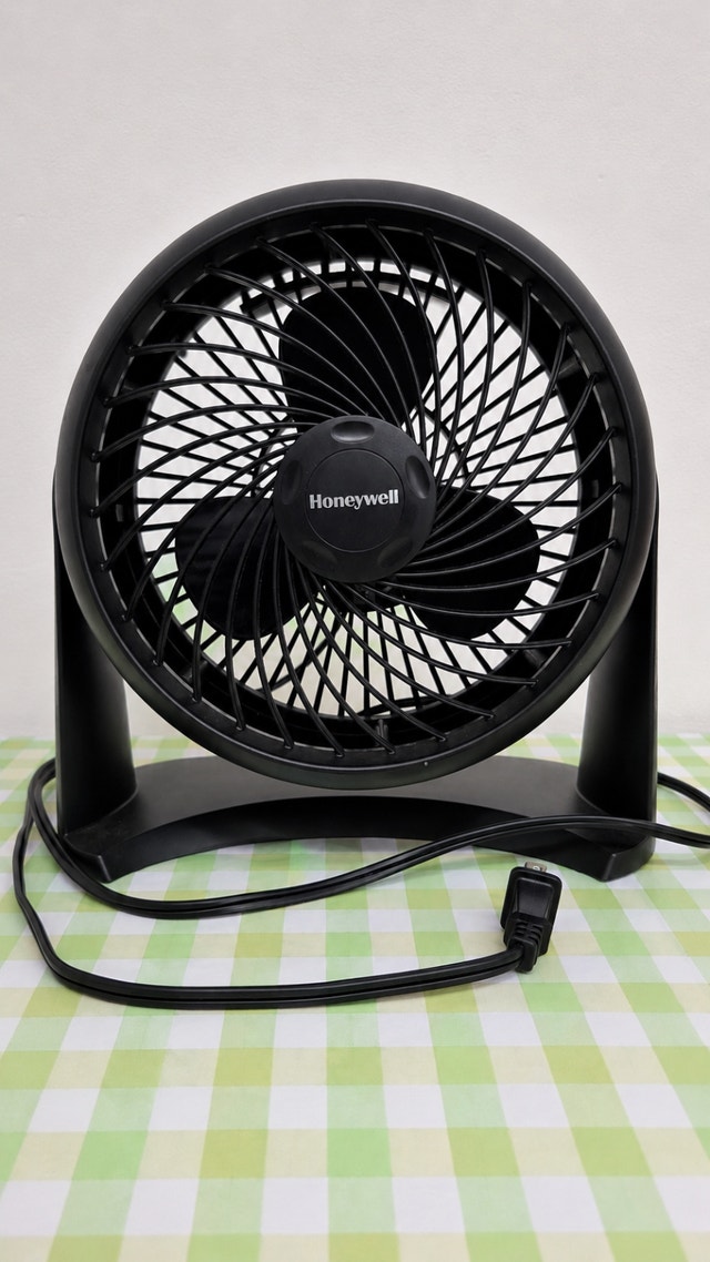 Honeywell TurboForce Tilt-Head Portable Desk Fan (7-in, Black) - photo 2