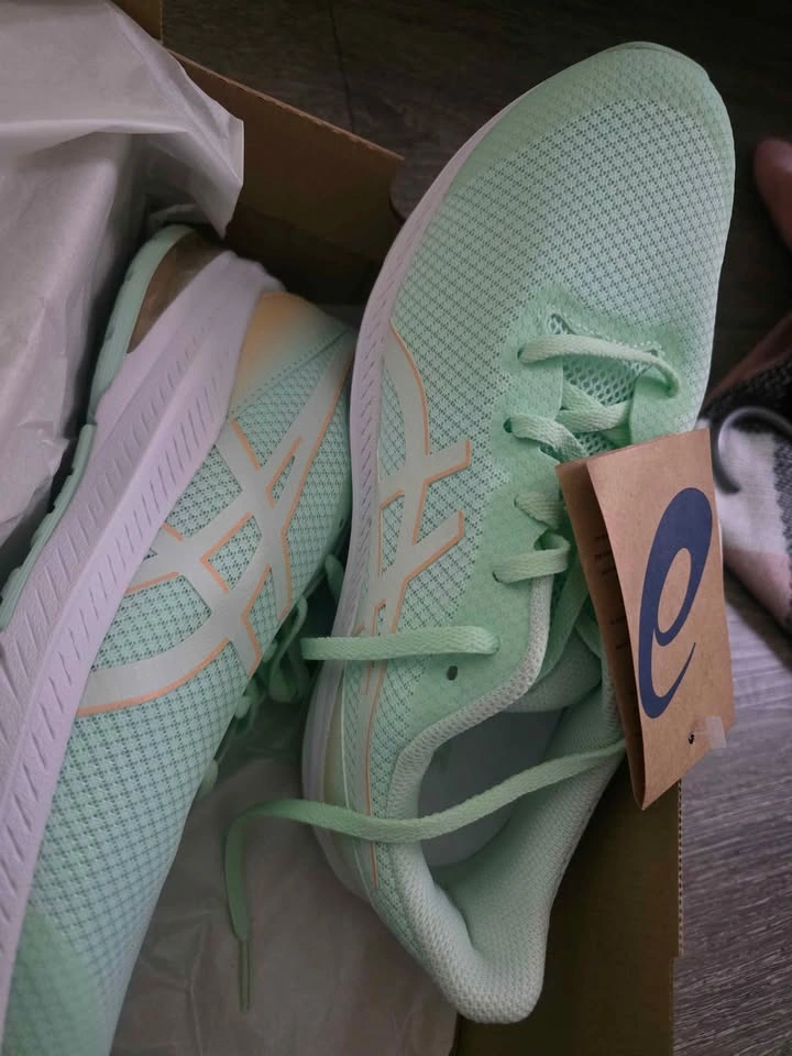 New ASICS shoe US 7 - photo 3