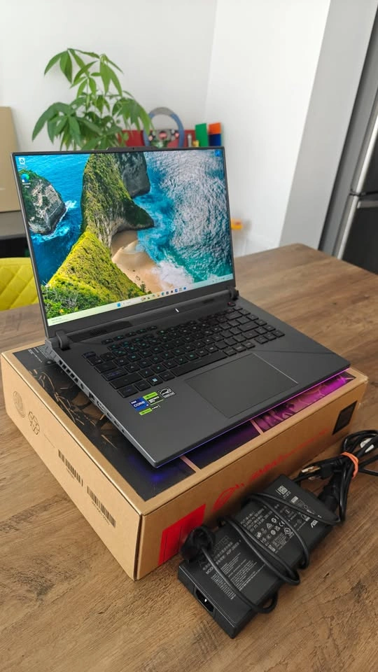 ASUS ROG STIX G16 - i9 / 32 GB RAM / 4070 GPU / 2 TB SSD