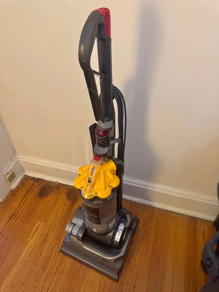 Dyson DC33 upright bagless vacuum