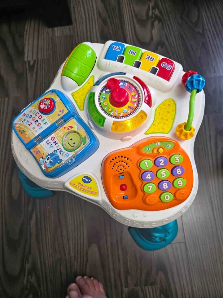 VTech Sit-to-Stand Learn & Discover Table