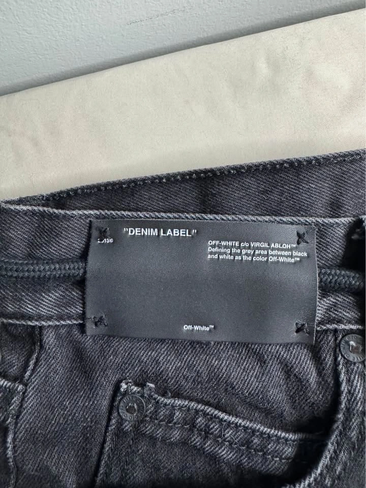 Off-White Black Denim Shorts – Size 33 ( Authentic ) - photo 4
