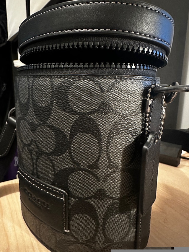 Coach Men’s crossbody barrel bag. Mint condition. - photo 3